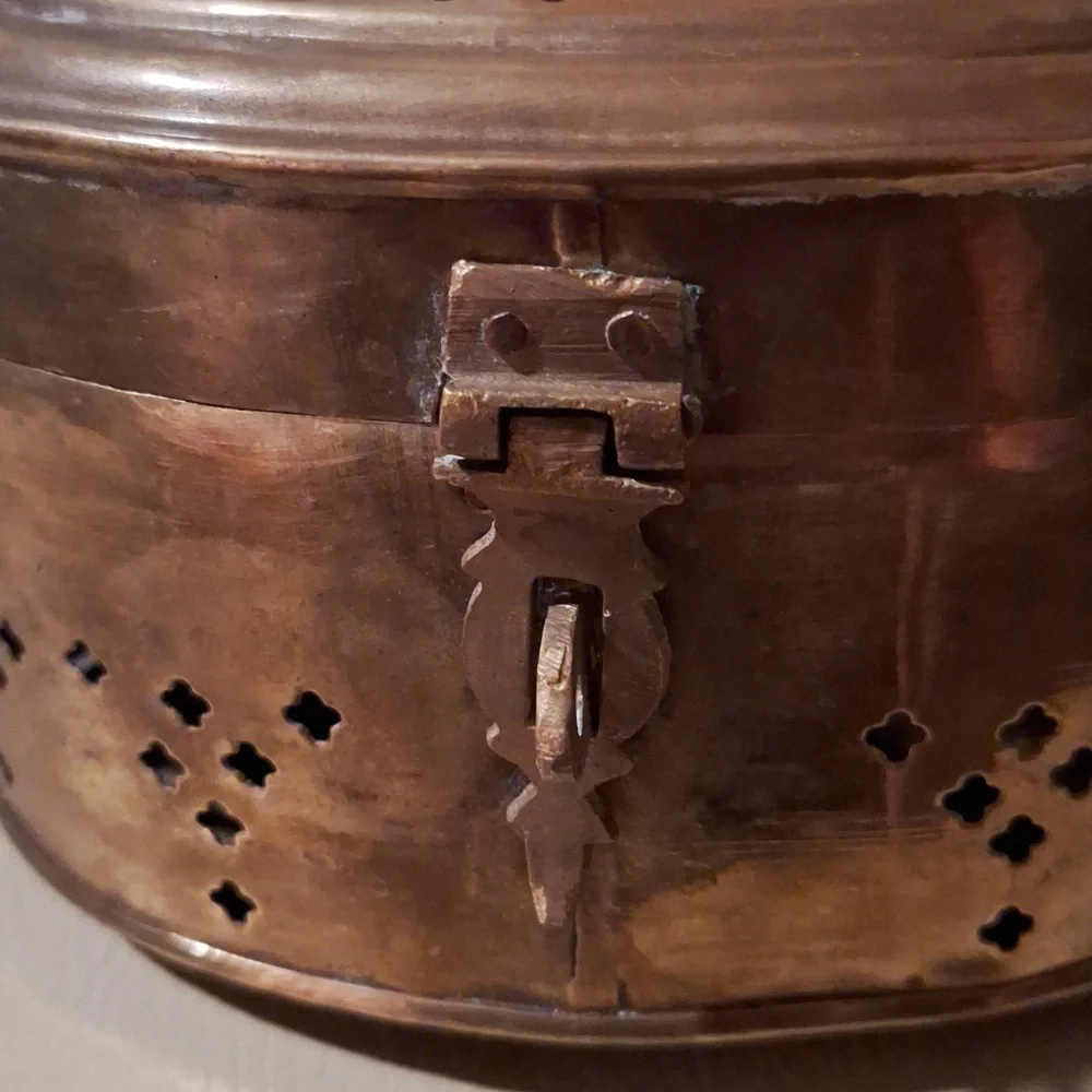 Vintage brass cricket box top handle pierced sides hinged lid decor - Picture 7 of 15